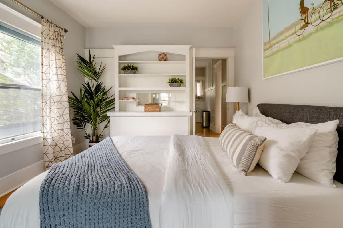 - Classic - Parks, Eateries & Local Shops Apartment